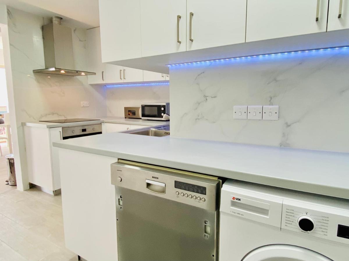 Basillica 3 Bedrooms Apartment Пафос Екстериор снимка